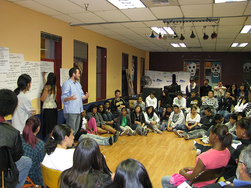 File:Centro Volunteer Meeting 01.jpg