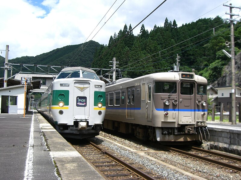 File:Bitchū Kōjiro Station 115G Yakumo 381 Narabu.jpg