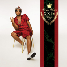 Muž sedící na zlaté židli se dvěma prsty pravé ruky nahoru a levou rukou dolů, na sobě bílou čepici, červenou košili a šortky.  V pravé části obrázku je červeno -černý pruh zobrazen s korunou a nápisem XXIVK Magic a Bruno Mars