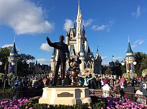 Cinderella Castle kaj Partnerstatue.jpg