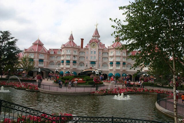 'Disneyland Hotel'. Through the hotel is the entrance ticket hall to the Park.