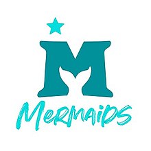 На логотипе есть текст «Русалки» под стилизованной буквой «М», отрицательное пространство которой представляет собой силуэт плавника русалки и звезды.