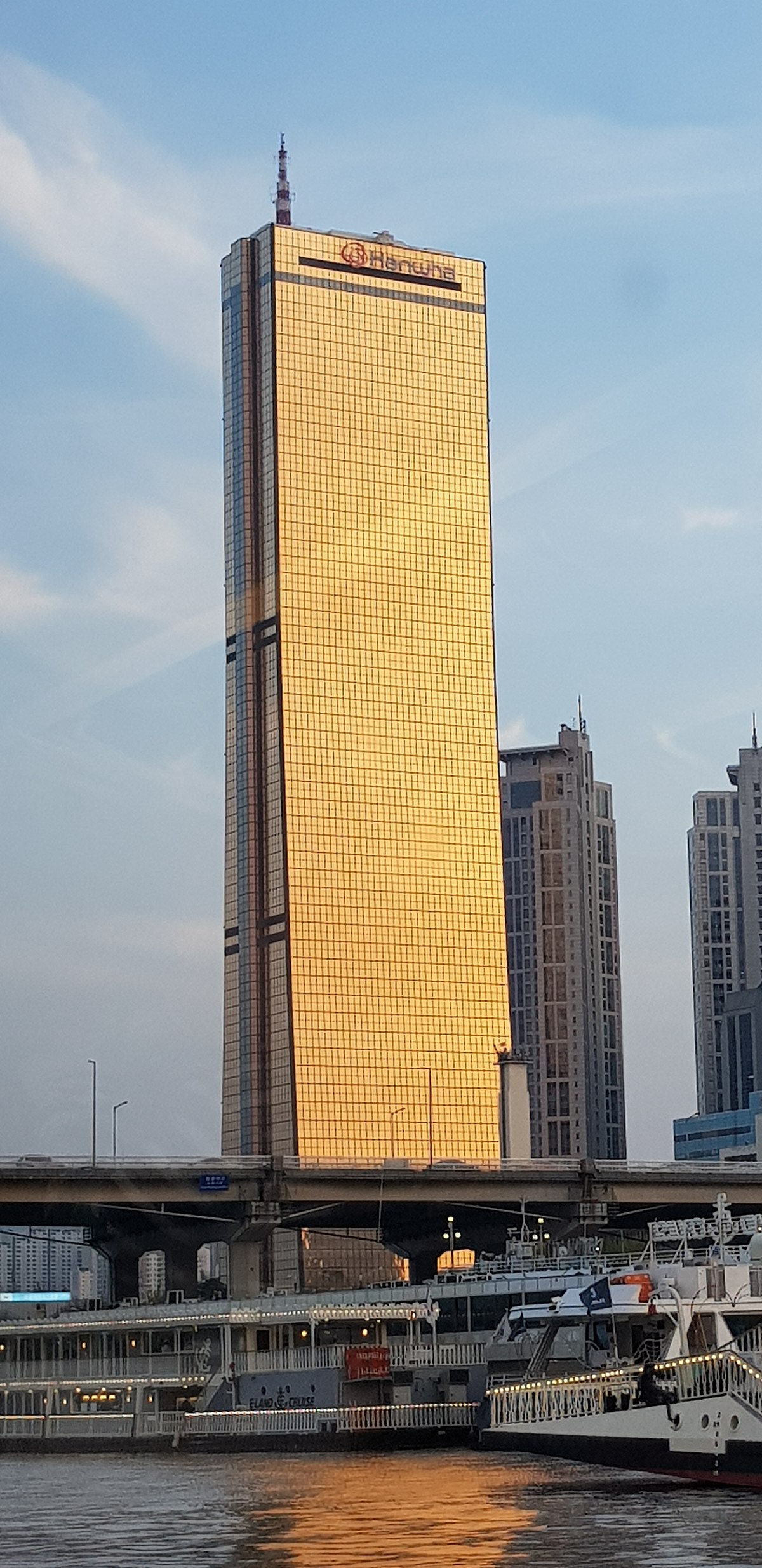 Небоскрёб Northeast Asia trade Tower. 63 Building Seoul. Юксам Билдинг набережная.