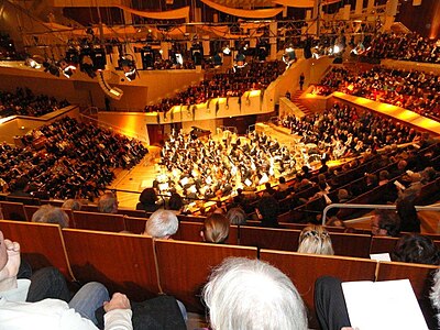 "Vineyard Style"; The orchestra surrounded by the audience in the Berlin Philharmonic