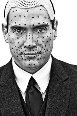 Billy Crudup wearing facial markers to track facial expressions