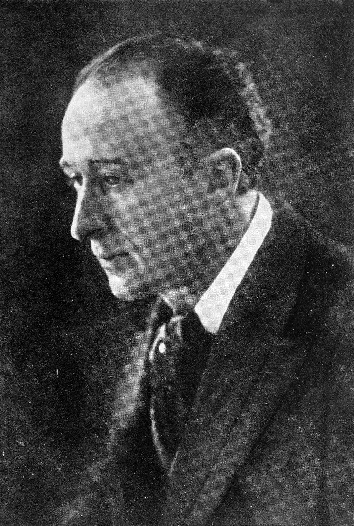 profile portrait of a slim middle-aged man， slightly balding， clean shaven