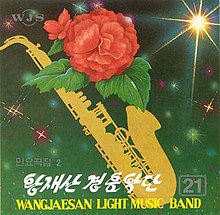 A insígnia da banda apresenta um saxofone e uma flor de Kimjongilia.