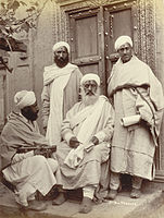 Un gruppo di Pandit, o sacerdoti bramini, nel Kashmir, fotografati da un fotografo sconosciuto negli anni '90 dell'Ottocento