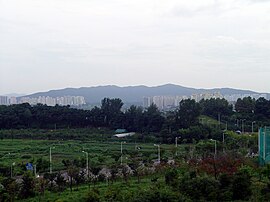 Вид на Чилбосан из Университета Сонгюнкван.JPG