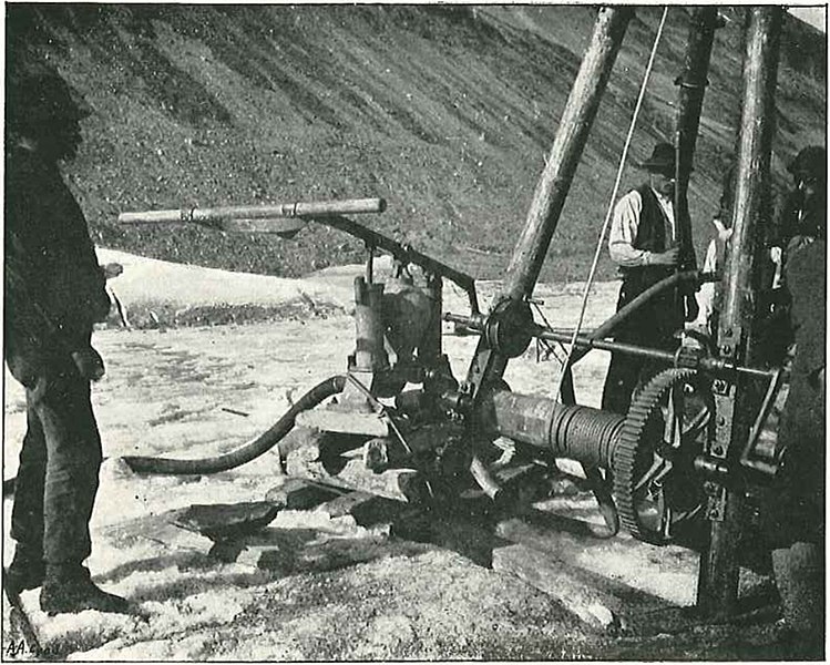 File:Flusin Bernard 1909 ice drilling plate 1 Pompe d'alimentation et treuil de retenue.jpg