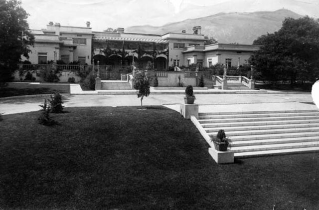 Anita Baldwin's "Anoakia" mansion and gardens in 1915