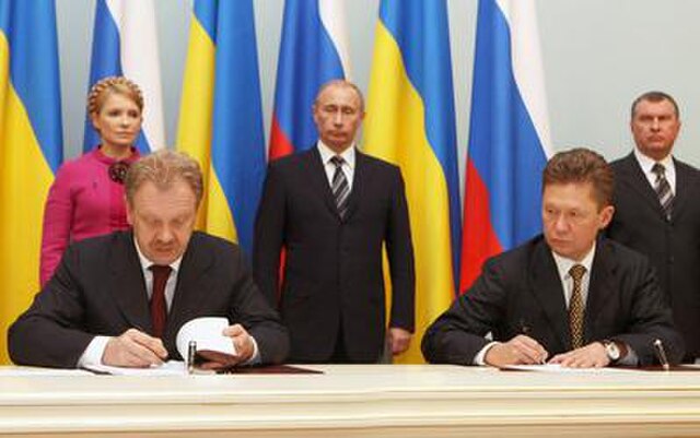 Signing of the deal reached by Oleh Dubyna and Alexey Miller (with Yulia Tymoshenko and Vladimir Putin standing in the background)