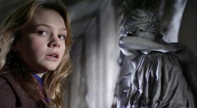 Sally Sparrow (Carey Mulligan), unaware she is being watched by the statue-like Weeping Angels.