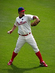 Photographie de Joe Blanton portant l'uniforme crème alternatif des Phillies avec un écusson Kalas