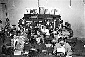 A Grady reporting class in 1941 Grady newsroom in 1940.jpg