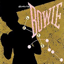 Eine Silhouette eines Mannes vor einem goldenen Hintergrund.  Die Worte „David Bowie“ erscheinen oben rechts, während „Let’s Dance“ in Connect-the-Dot-Form geschrieben ist.