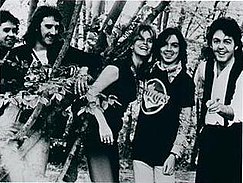 Wings, 1975. L–R: Joe English, Denny Laine, Linda McCartney, Jimmy McCulloch and Paul McCartney