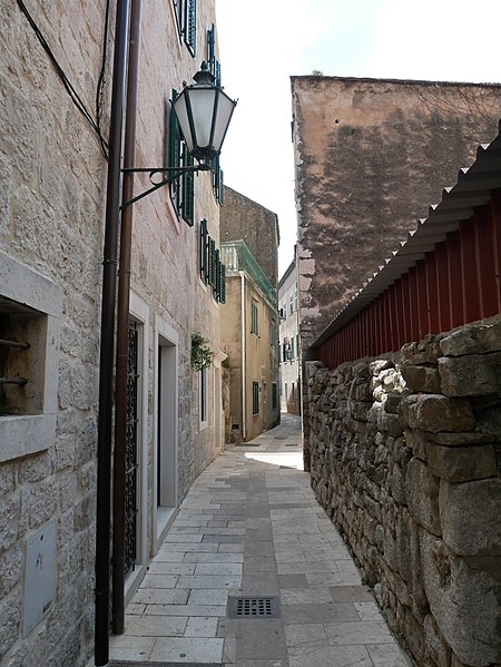 File:Omis old city street.jpg