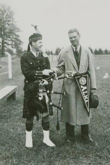 1936 Alma College Dudelsackspieler mit Gordon MacDonald.jpg