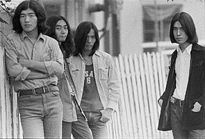 Happy End en septiembre de 1971. De izquierda a derecha: Eiichi Ohtaki, Haruomi Hosono, Shigeru Suzuki y Takashi Matsumoto.