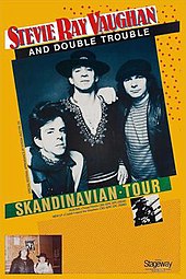 Une affiche jaune avec une image en noir et blanc l'occupant le plus.  L'image montre Stevie Ray Vaughan et Double Trouble regardant le spectateur alors que Vaughan se tient au centre avec un léger sourire sur le visage.  Le texte sur l'affiche indique "Stevie Ray Vaughan and Double Trouble Skandinavian Tour" et "Special festival apparence at Vossa Jazz Fri. 23. Albums Texas Flood CBS (Epic EPC 25534) Nouveau LP could't Stand the Weather CBS (Epic EPC 25940) ".