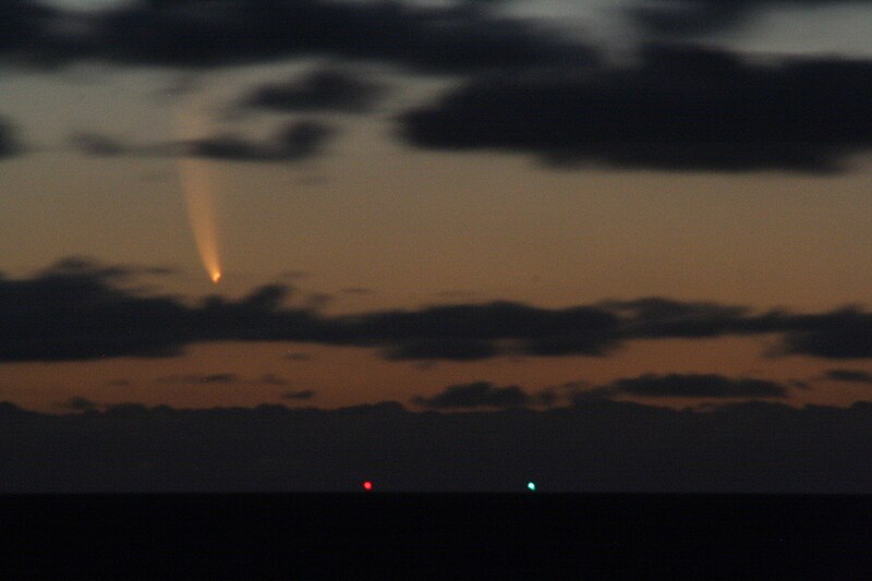 File:Comet McNaught at South Beach.jpg