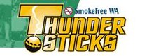 As palavras "Thunder Sticks" em letras douradas, com a parte inferior do T sendo substituída por um ponto;  o relâmpago corre deste ponto até o topo do T. Em letras pretas menores acima de "Thunder Sticks" está "Smokefree WA", com um símbolo "Proibido fumar" à esquerda dessas palavras.