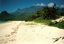 Nina Peak and the cloud shrouded Mount Bowen from the beach at Ramsay Bay.