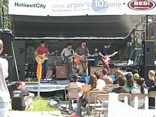 Mason Proper spielt im Juli 2006 live auf den Ann Arbor Art Fairs.