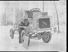 Luella Bates fait l'entretien d'un camion à traction avant modèle B.