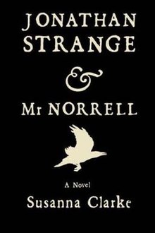 Portada negra de la novela con impresión en blanco que dice "Jonathan Strange & Mr Norrell A Novel Susanna Clarke".  Una silueta blanca de un cuervo se encuentra entre "Norrell" y "A Novel";  el ampersand es elaborado.