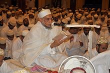 Khuzaima Qutbuddin dirigeant des prières à Saifee Masjid, Mumbai.jpg