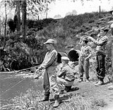 Young's Creek-dagi eski tegirmon havzasida baliq ovlash; 1958 yil bahorida olingan fotosurat.