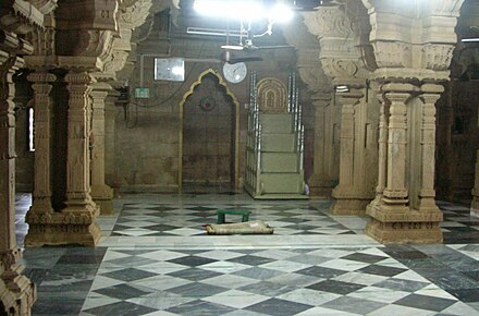Keelakarai Jumma Masjid, built in 7th century, with prominent Dravidian architecture, is one of the oldest mosques in Asia