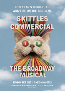 Poster yang menampilkan judul dan informasi kinerja untuk Skittles Komersial: Musikal Broadway. Gambar pusat: kepala merah dan hijau bermata kucing muntah pelangi