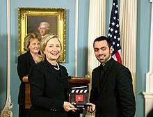 Farbod Khoshtinat, ABD Dışişleri Bakanı Hillary Clinton'dan demokrasi video ödülünü alıyor, Eylül 2010