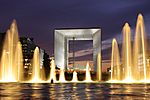 Thumbnail for File:Grande Arche de La Défense et fontaine.jpg