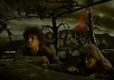 Hobitit focuses on Frodo and Sam's journey. Here they realize Gollum is on their trail in the Emyn Muil, as Mount Doom erupts in the background.