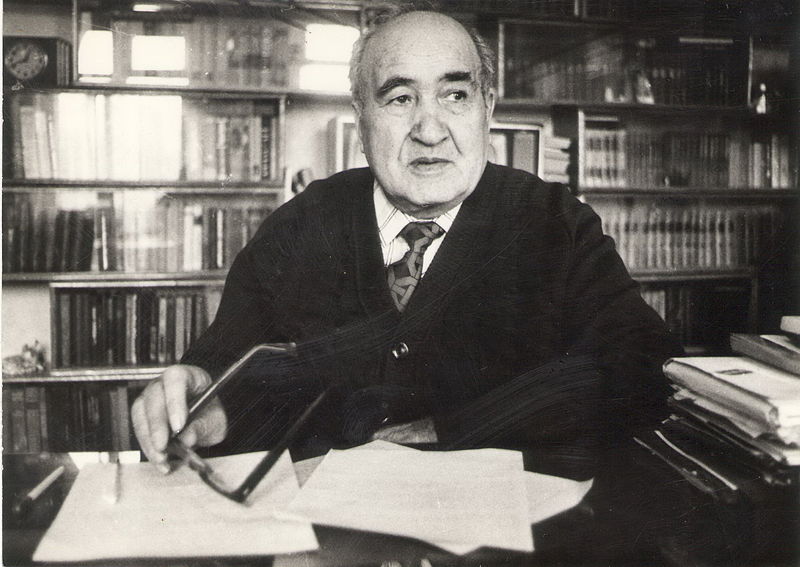 File:Nado Makhmudov at home.jpg