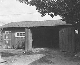 A green bathing suit was found in the garage at 4505 Gramercy Place; in the house were found liquor bottles and a mattress with a hollowed out space thought to hide narcotics. McPherson described being kept in an urban area before being moved to a desert shack. LAPL garage00021796.jpg