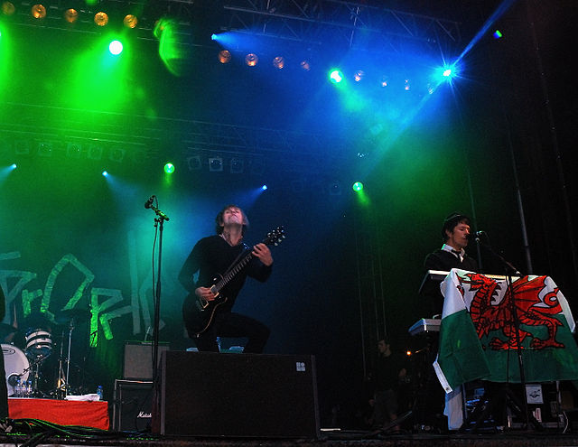 Mike Lewis (left) and Jamie Oliver performing in 2007