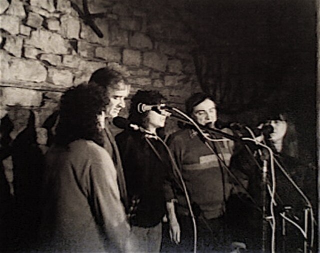 Late line-up of The Watersons featuring (left to right) Norma, Martin Carthy, Rachel, Mike and Lal Waterson. Live at the Rockingham Arms, Wentworth, S