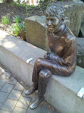 File:Vera Katz (sculpture), Portland, Oregon, 2015.jpg