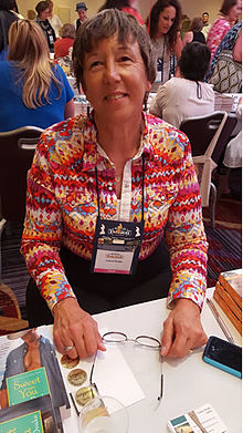 Лаура Дрейк Американың Роман жазушыларының сауаттылыққа қол қою рәсімінде, 22 шілде 2015 ж., Нью-Йорк, Нью-Йорк