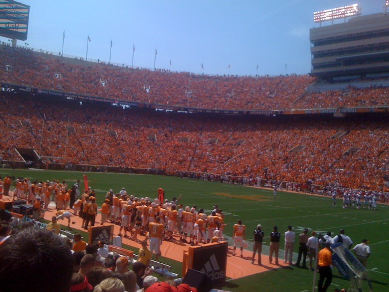 Фото людей крупным планом на стадионе. Giant Axe Stadium capacity. Yale Bowl.