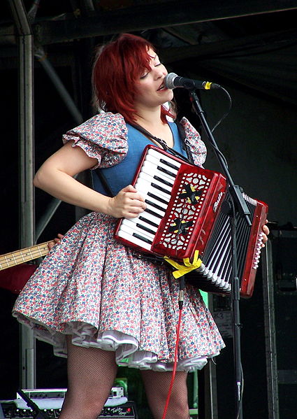 File:Piney Gir Glastonbury 2007.jpg