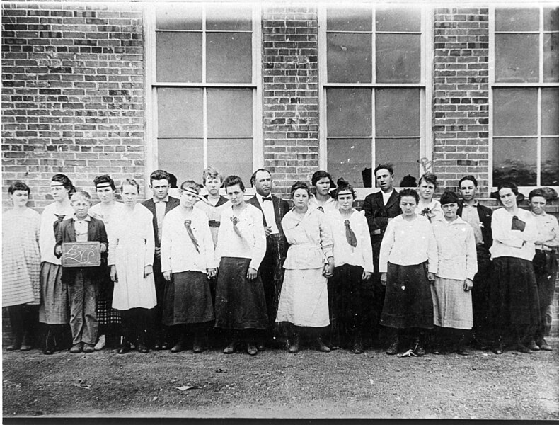File:Bedford School class (1917).jpg