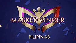 Kata-kata "Bertopeng Penyanyi Pilipinas" dalam berwarna emas, dikapitalisasi huruf yang muncul di depan mask 3D desain dan merah-gradien biru latar belakang