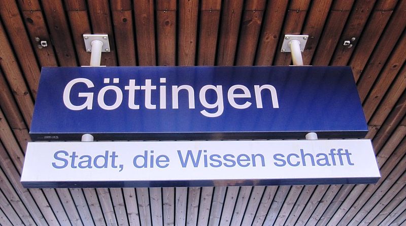 File:Göttingen train station sign.jpg