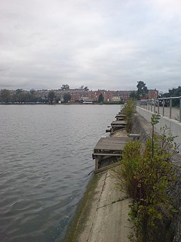 Danau dengan rumah-rumah pada satu sisi